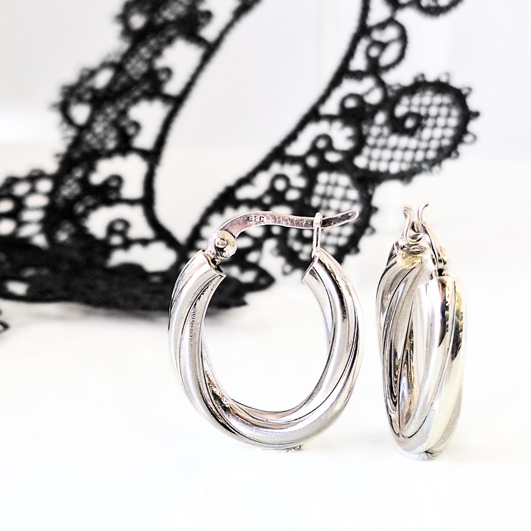 Hollow twisted oval hinge hoops